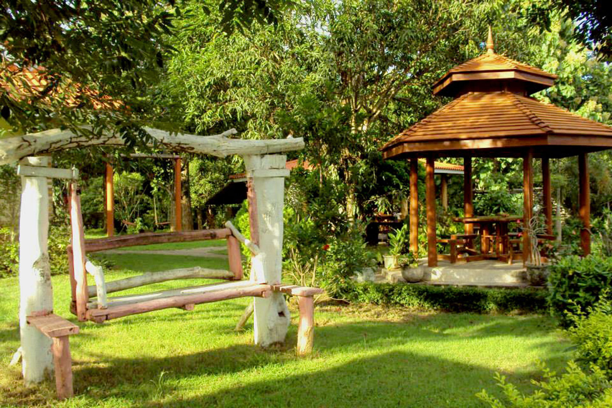 Baanphuthadol Hotel Мае Хонг Сон Екстериор снимка